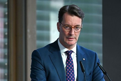 Hendrik Wüst hat über das angepasste Bewerbungskonzept informiert. Foto: Elisa Schu/dpa