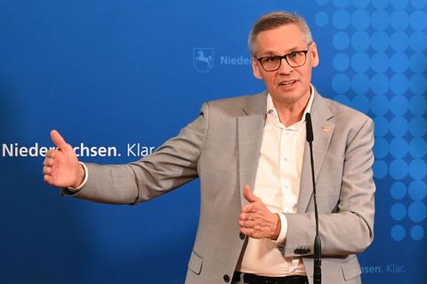 10.000 Jobs in der Industrie gingen derzeit monatlich in Deutschland verloren, warnt IG-Metall-Bezirkschef Gröger. Foto: Shireen