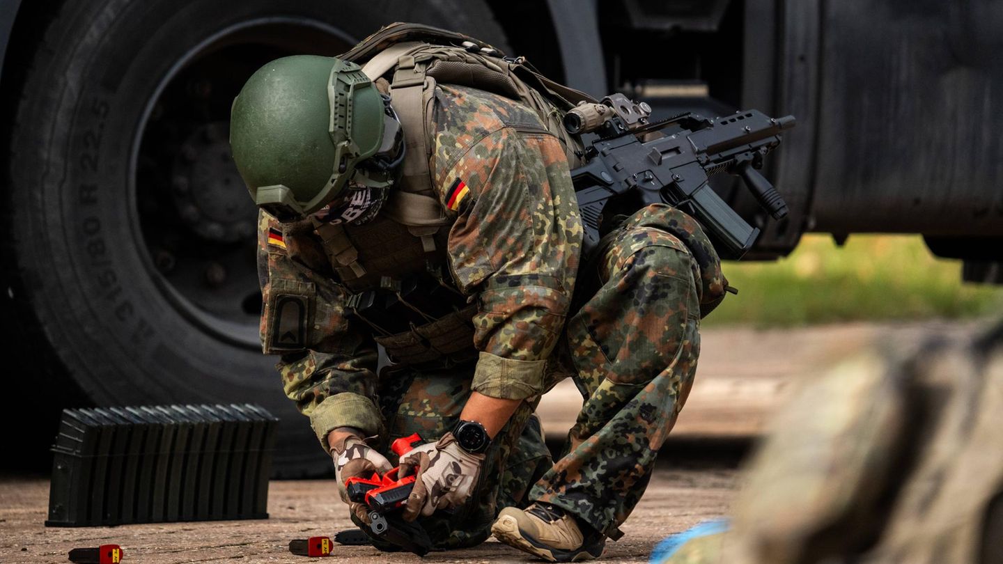 Ein Soldat der Bundeswehr hantiert mit Patronen