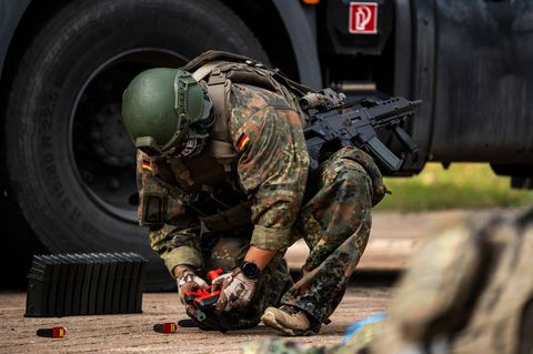 Ein Soldat der Bundeswehr hantiert mit Patronen