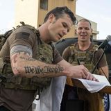 Wegen seiner Tattoos stand Hegseth bei der Nationalgarde unter Verdacht, ein (Rechts-)Extremist zu sein. Auf dem Rücken trägt er ein riesiges Jerusalemkreuz, das an die Kreuzritter erinnert und in antiislamischen Kreisen beliebt ist  