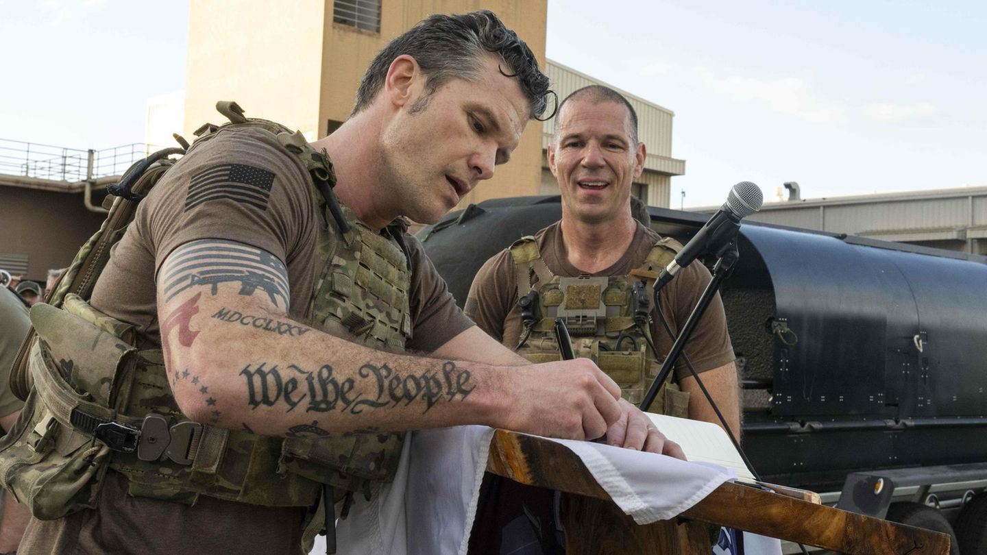 Wegen seiner Tattoos stand Hegseth bei der Nationalgarde unter Verdacht, ein (Rechts-)Extremist zu sein. Auf dem Rücken trägt er ein riesiges Jerusalemkreuz, das an die Kreuzritter erinnert und in antiislamischen Kreisen beliebt ist  