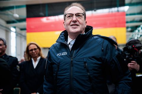 Bundesinnenminister Alexander Dobrindt (CSU) stellte die neue Einheit in Dienst. Foto: Carsten Koall/dpa