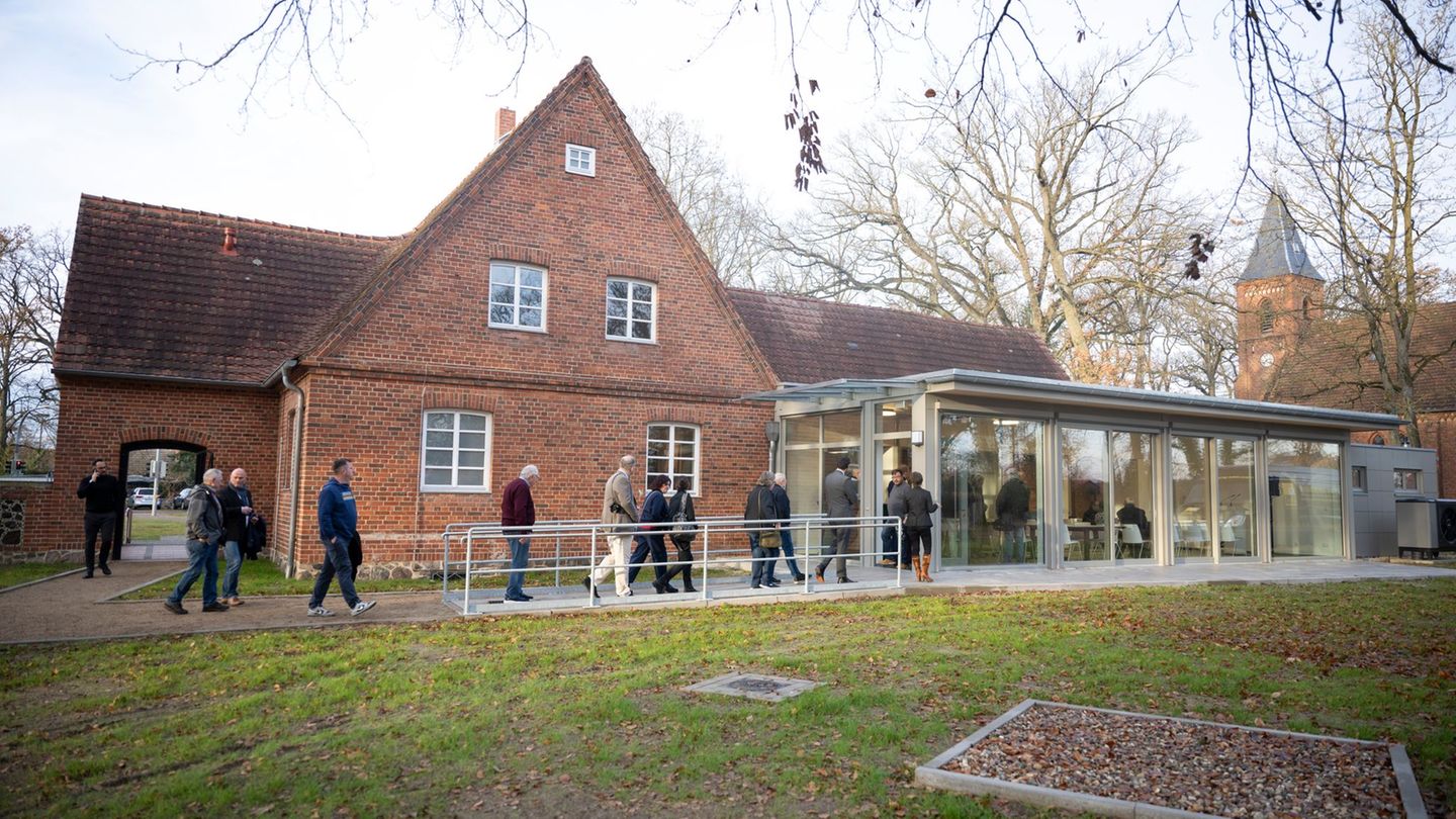 Die Gedenkstätte erinnert an das ehemalige KZ-Außenlager Wöbbelin. Foto: Philip Dulian/dpa