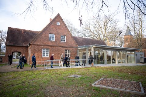 Die Gedenkstätte erinnert an das ehemalige KZ-Außenlager Wöbbelin. Foto: Philip Dulian/dpa