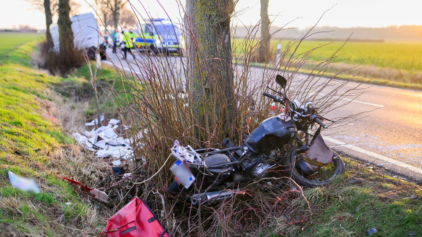 Der 57 Jahre alte Fahrer des Leichtkraftrades starb kurz nach dem Unfall. Foto: Julian Stratenschulte/dpa