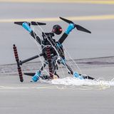 Ahrensfelde, Deutschland. Künftig will man nicht nur im Wasser, sondern auch in der Luft mit Netzen jagen. Angesichts der wachsenden Bedrohung verstärkt die Bundespolizei ihre Drohnenabwehr deutlich. Bundesinnenminister Alexander Dobrindt (CSU) hat eine neue Einheit in Dienst gestellt, die unbemannte Fluggeräte aufspüren, abfangen und notfalls abschießen soll. Sie kommt an Flughäfen, in der Hauptstadt und bundesweit nahe sicherheitsrelevanter Objekte zum Einsatz