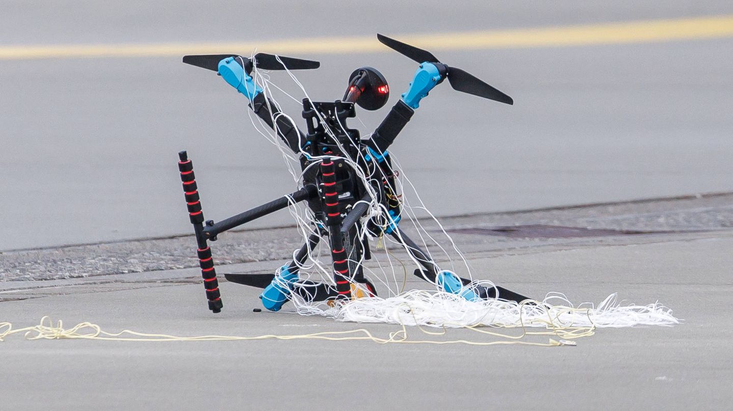 Ahrensfelde, Deutschland. Künftig will man nicht nur im Wasser, sondern auch in der Luft mit Netzen jagen. Angesichts der wachsenden Bedrohung verstärkt die Bundespolizei ihre Drohnenabwehr deutlich. Bundesinnenminister Alexander Dobrindt (CSU) hat eine neue Einheit in Dienst gestellt, die unbemannte Fluggeräte aufspüren, abfangen und notfalls abschießen soll. Sie kommt an Flughäfen, in der Hauptstadt und bundesweit nahe sicherheitsrelevanter Objekte zum Einsatz