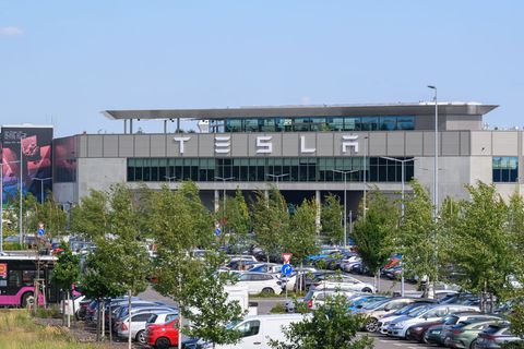 Die mehr als 11.000 Mitarbeiterinnen und Mitarbeiter bei Tesla in Grünheide können sich über mehr Geld auf dem Konto freuen. (Ar