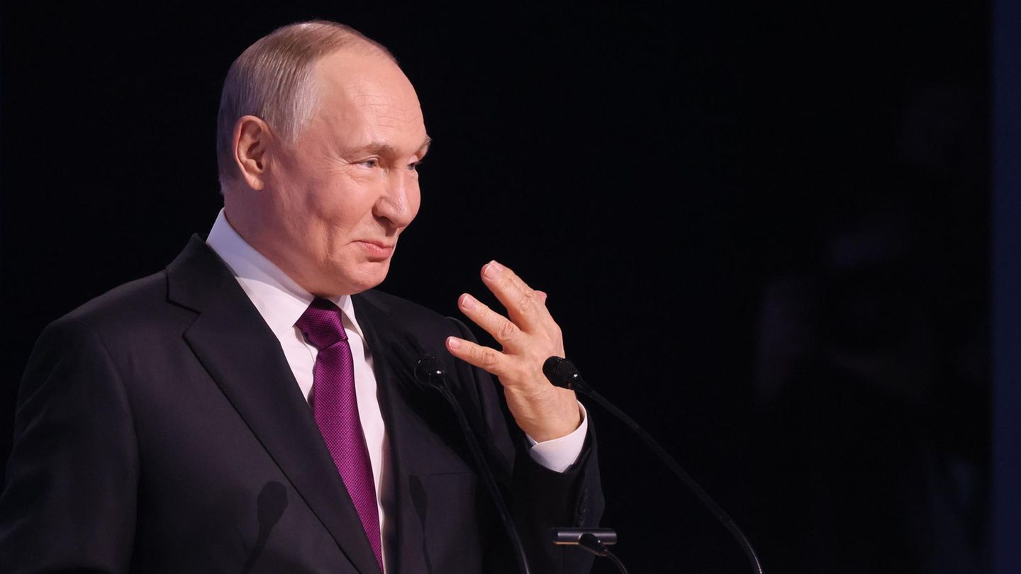 Russlands Präsident Wladimir Putin während seiner Rede auf der Plenarsitzung in Moskau