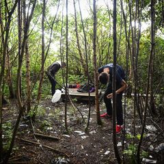 Zwei Drogensüchtige spritzen sich in einer Böschung mitten in Glasgow flüssiges Kokain in die Beinvenen. Schottland kämpft seit Jahrzehnten vergeblich gegen die Drogenepidemie