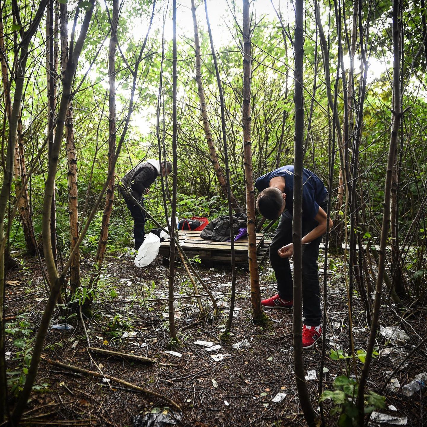 Zwei Drogensüchtige spritzen sich in einer Böschung mitten in Glasgow flüssiges Kokain in die Beinvenen. Schottland kämpft seit Jahrzehnten vergeblich gegen die Drogenepidemie