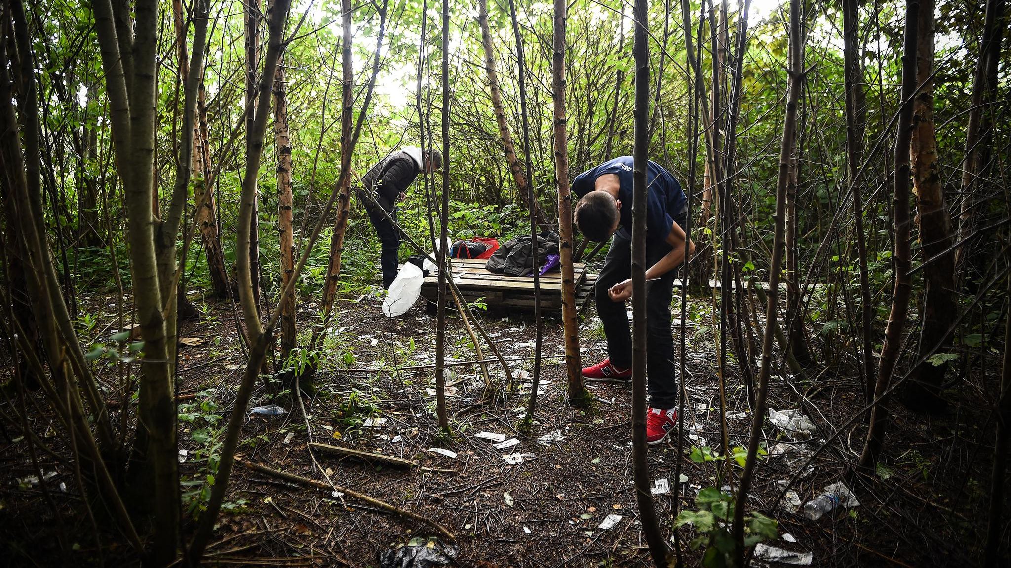 Zwei Drogensüchtige spritzen sich in einer Böschung mitten in Glasgow flüssiges Kokain in die Beinvenen. Schottland kämpft seit Jahrzehnten vergeblich gegen die Drogenepidemie