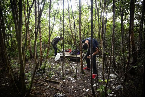 Zwei Drogensüchtige spritzen sich in einer Böschung mitten in Glasgow flüssiges Kokain in die Beinvenen. Schottland kämpft seit Jahrzehnten vergeblich gegen die Drogenepidemie