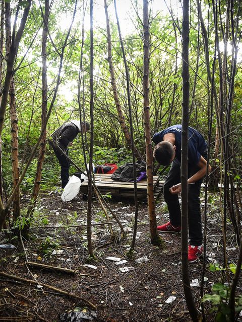 Zwei Drogensüchtige spritzen sich in einer Böschung mitten in Glasgow flüssiges Kokain in die Beinvenen. Schottland kämpft seit Jahrzehnten vergeblich gegen die Drogenepidemie