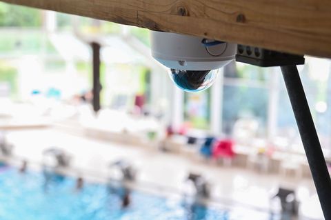 Auch in Schwimmbädern wird videoüberwacht. Foto: Uli Deck/dpa