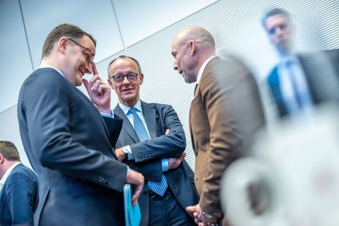 Bringen diese Drei - Unions-Fraktionschef Jens Spahn, Kanzler Friedrich Merz (beide CDU) und CSU-Landesgruppenchef Alexander Hof