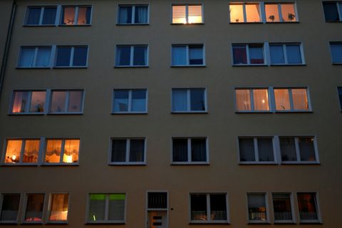 Haus mit beleuchteten Wohnungsfenstern