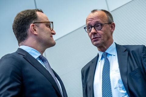 ens Spahn (l,CDU), CDU/CSU Fraktionsvorsitzender im Bundestag, spricht mit Bundeskanzler Friedrich Merz (CDU)