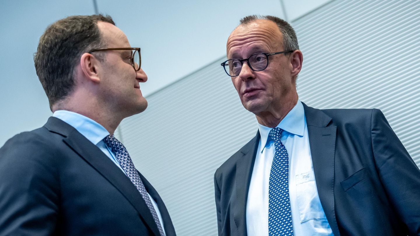 ens Spahn (l,CDU), CDU/CSU Fraktionsvorsitzender im Bundestag, spricht mit Bundeskanzler Friedrich Merz (CDU)