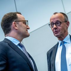ens Spahn (l,CDU), CDU/CSU Fraktionsvorsitzender im Bundestag, spricht mit Bundeskanzler Friedrich Merz (CDU)