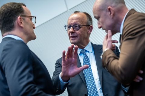 Bringen diese Drei - Unions-Fraktionschef Jens Spahn, Kanzler Friedrich Merz (beide CDU) und CSU-Landesgruppenchef Alexander Hof