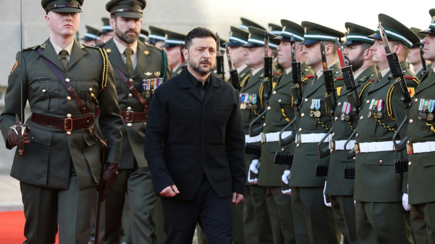 Wolodymyr Selenskyj vor der Ehrengarde in Irland