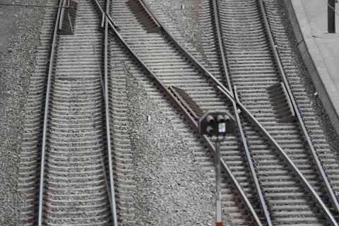 Am Bahnhof Heddesheim/Hirschberg waren alle Gleise für den Zugverkehr gesperrt. (Symbolbild) Foto: Marcus Brandt/dpa