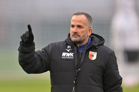 Manuel Baum leitet seine erste Trainingseinheit als Interimscoach in Augsburg. Foto: Peter Kneffel/dpa
