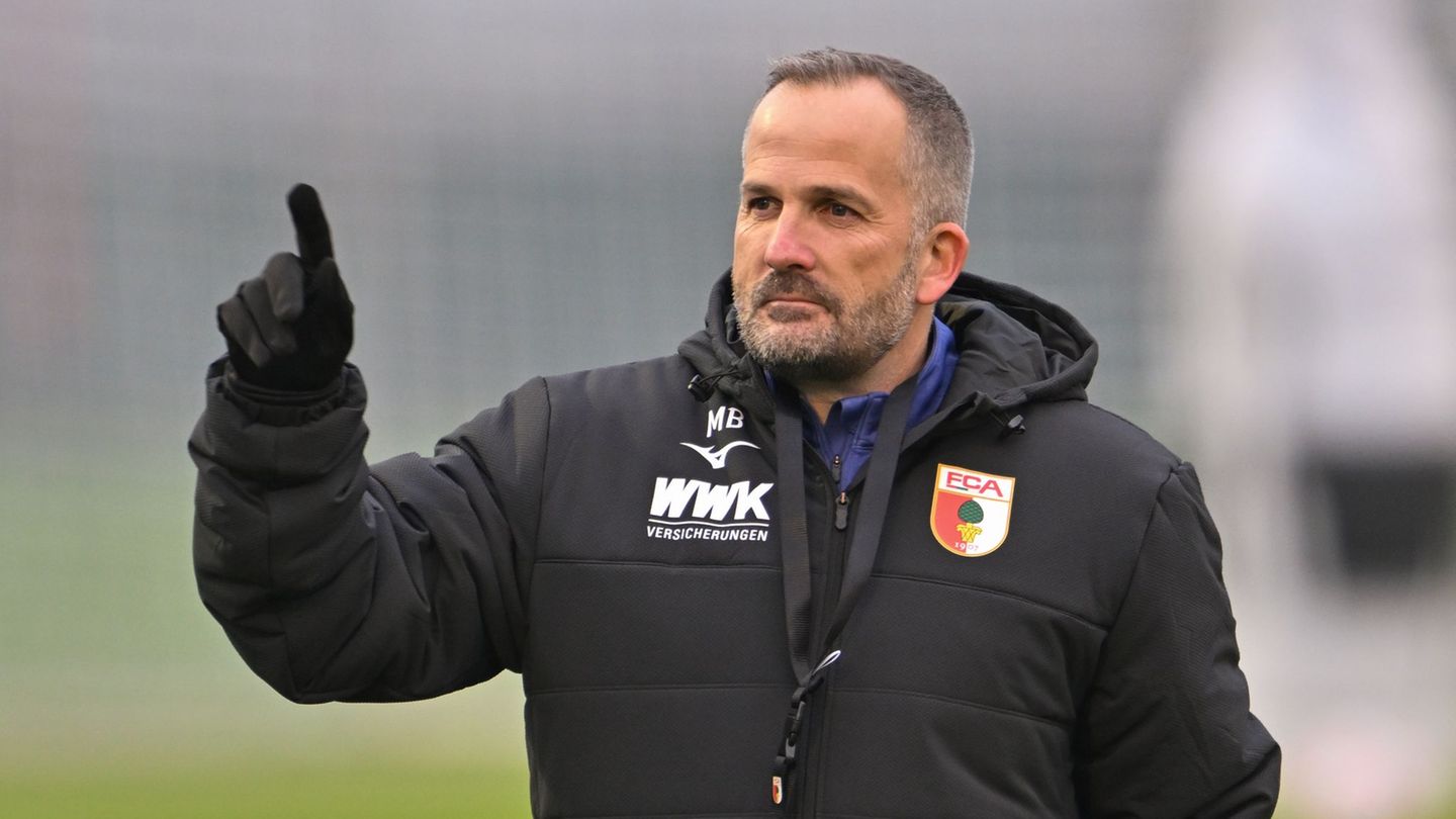 Manuel Baum leitet seine erste Trainingseinheit als Interimscoach in Augsburg. Foto: Peter Kneffel/dpa