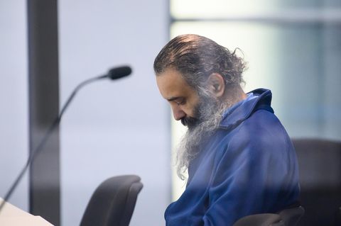 Neunter Prozesstag in Magdeburg: Der Angeklagte mit gesenktem Kopf