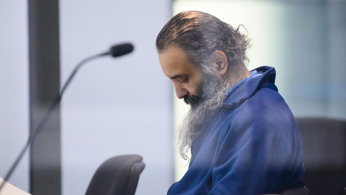 Neunter Prozesstag in Magdeburg: Der Angeklagte mit gesenktem Kopf