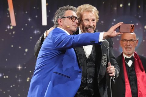 Hans Sigl (li.) beruhigte Thomas Gottschalk bei seiner Romy-Dankesrede mit einem Selfie.