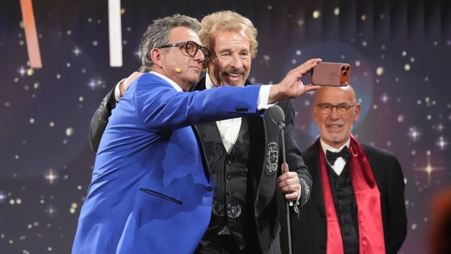 Hans Sigl (li.) beruhigte Thomas Gottschalk bei seiner Romy-Dankesrede mit einem Selfie.