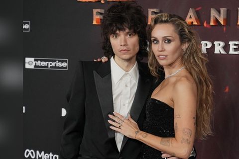 Ist das Schmuckstück an Miley Cyrus' Ringfinger ein Hinweis auf eine Verlobung?