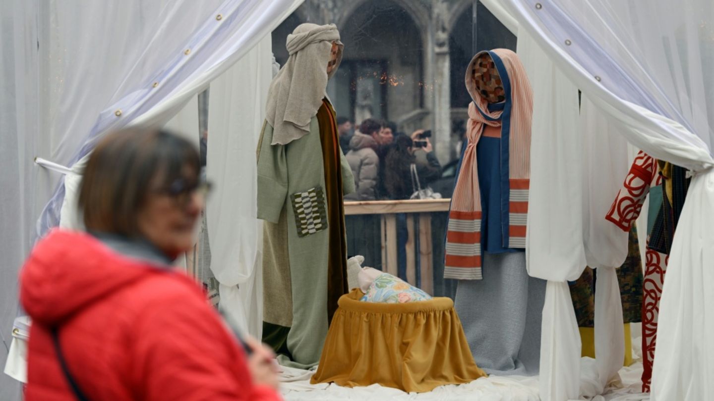 Weihnachtskrippe von Victoria-Maria Geyer auf dem Grand Place in Brüssel