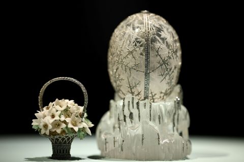Das Fabergé-Winter-Ei mit Miniatur-Blumenstrauß