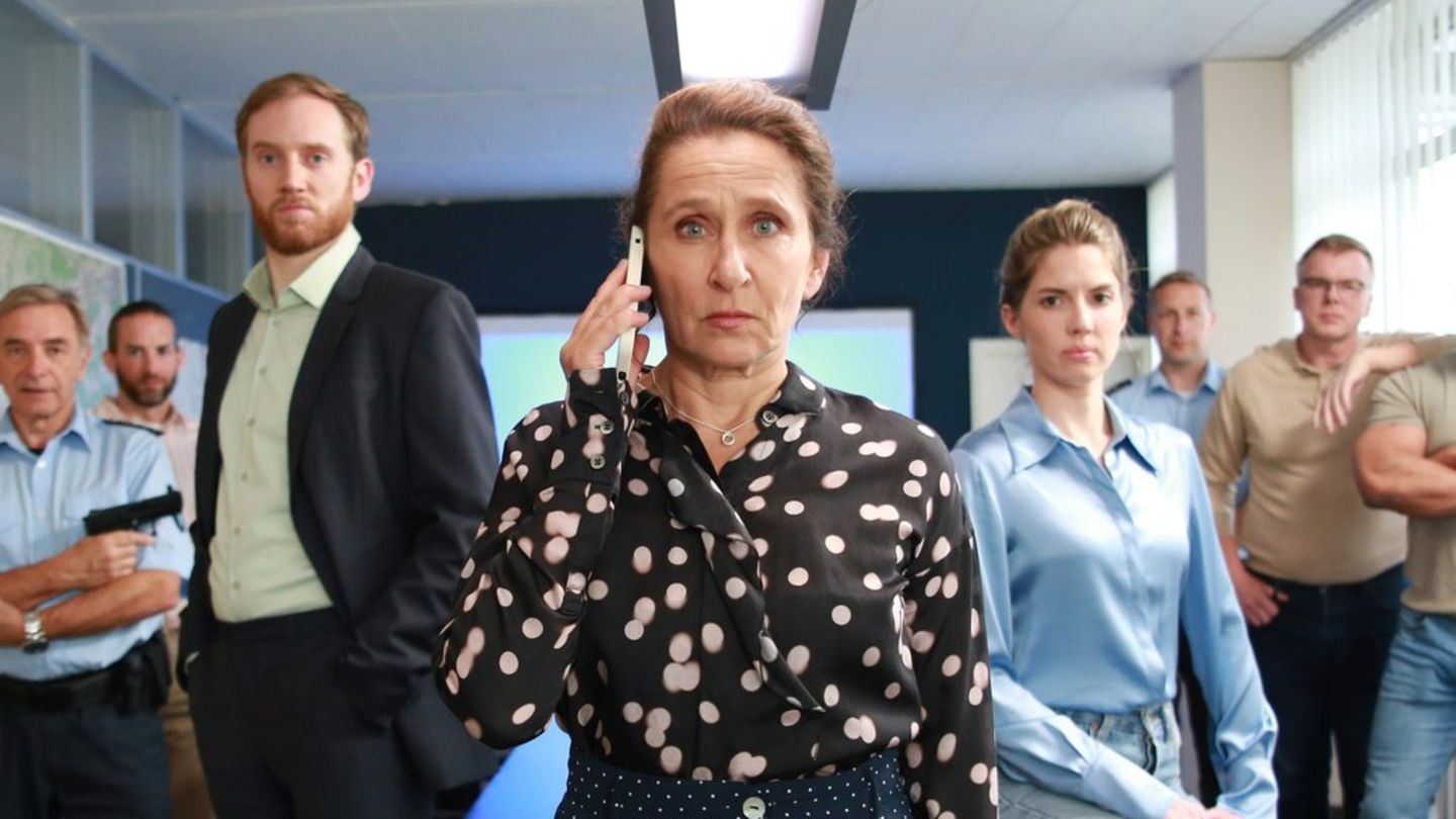 Wolf Danny Homann (vorne links) spielt als Staatsanwalt Froese neben Magda Wächter (Barbara Phillip, Mitte) und Kriminalassist