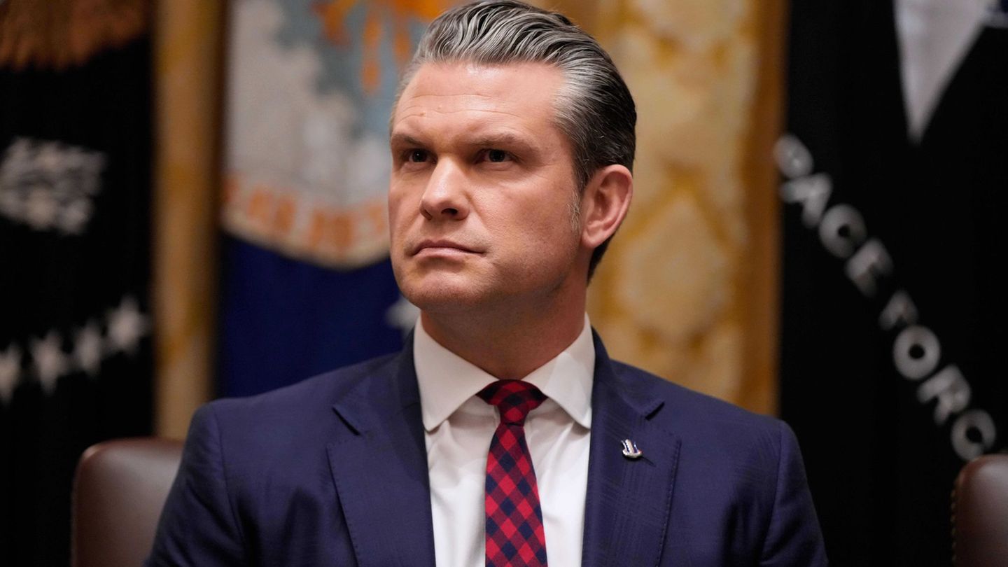 US-Verteidigungsminister Pete Hegseth kündigt weitere Angriffe an Foto: Julia Demaree Nikhinson/AP/dpa