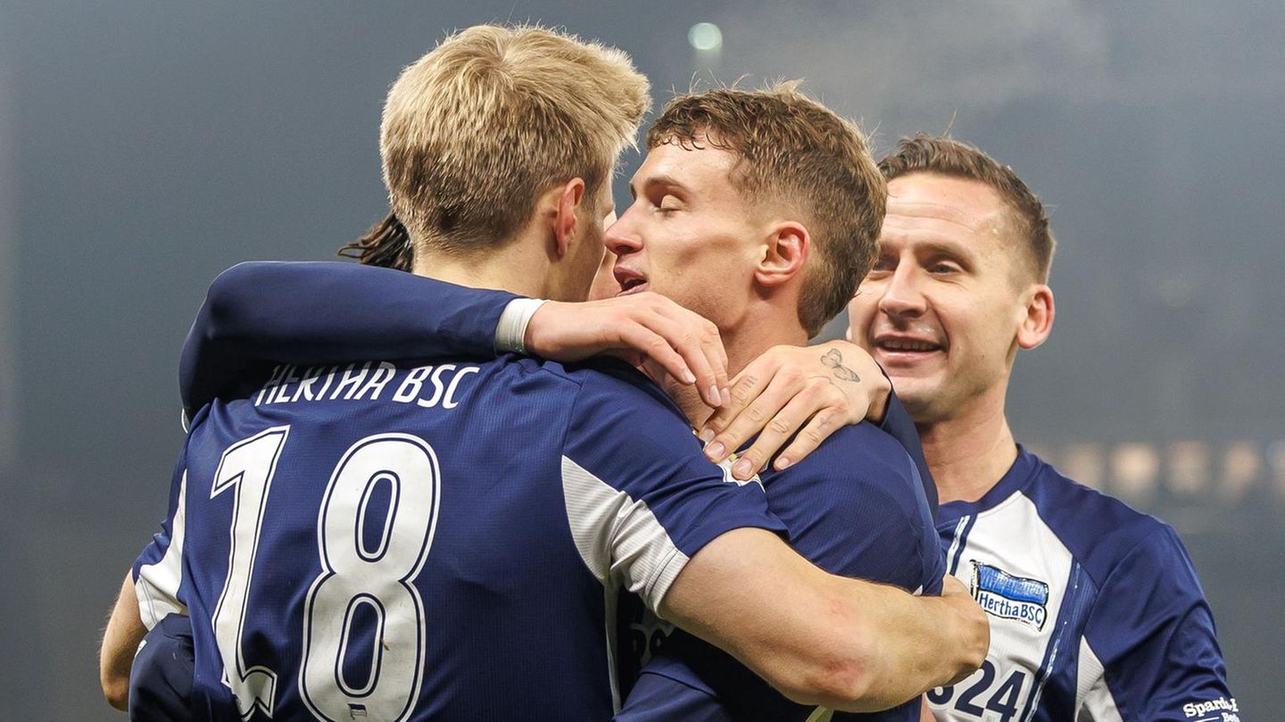 Luca Schuler (l, Hertha BSC) jubelt nach seinem Treffer zum 4:1 mit Teamkollegen