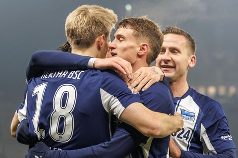 Luca Schuler (l, Hertha BSC) jubelt nach seinem Treffer zum 4:1 mit Teamkollegen