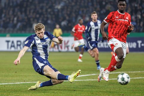 Luca Schuler (l) traf gleich zweimal bei Herthas Galavorstellung im Pokal. Foto: Andreas Gora/dpa