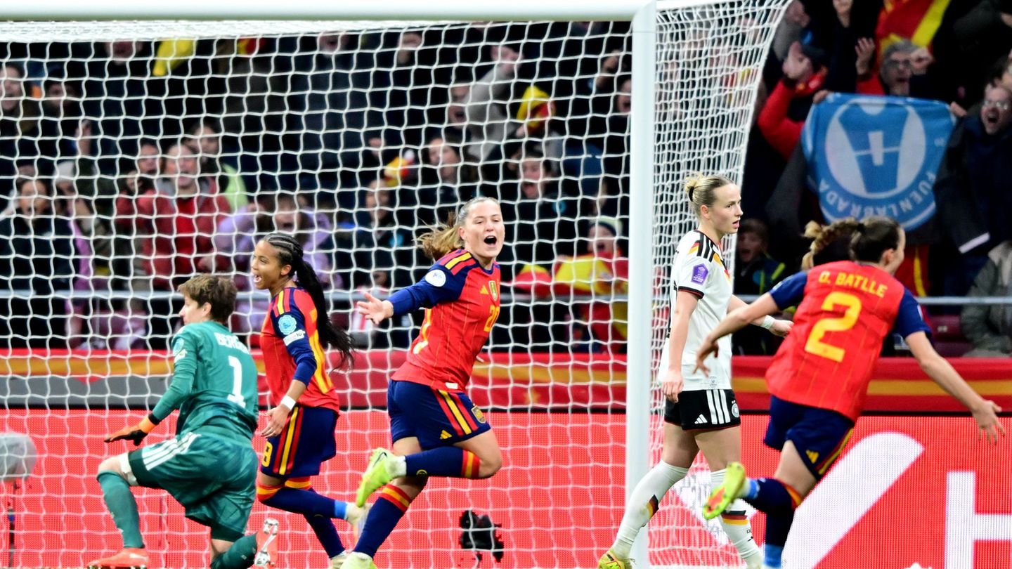 Klare Verhältnisse in Madrid: Doppeltorschützin Pina darf jubeln, Torhüterin Berger ist geschlagen. Foto: Sebastian Christoph Go