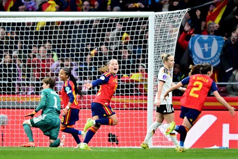 Klare Verhältnisse in Madrid: Doppeltorschützin Pina darf jubeln, Torhüterin Berger ist geschlagen. Foto: Sebastian Christoph Go