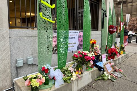 Blumen für die beiden Opfer des Angriffs in Washington