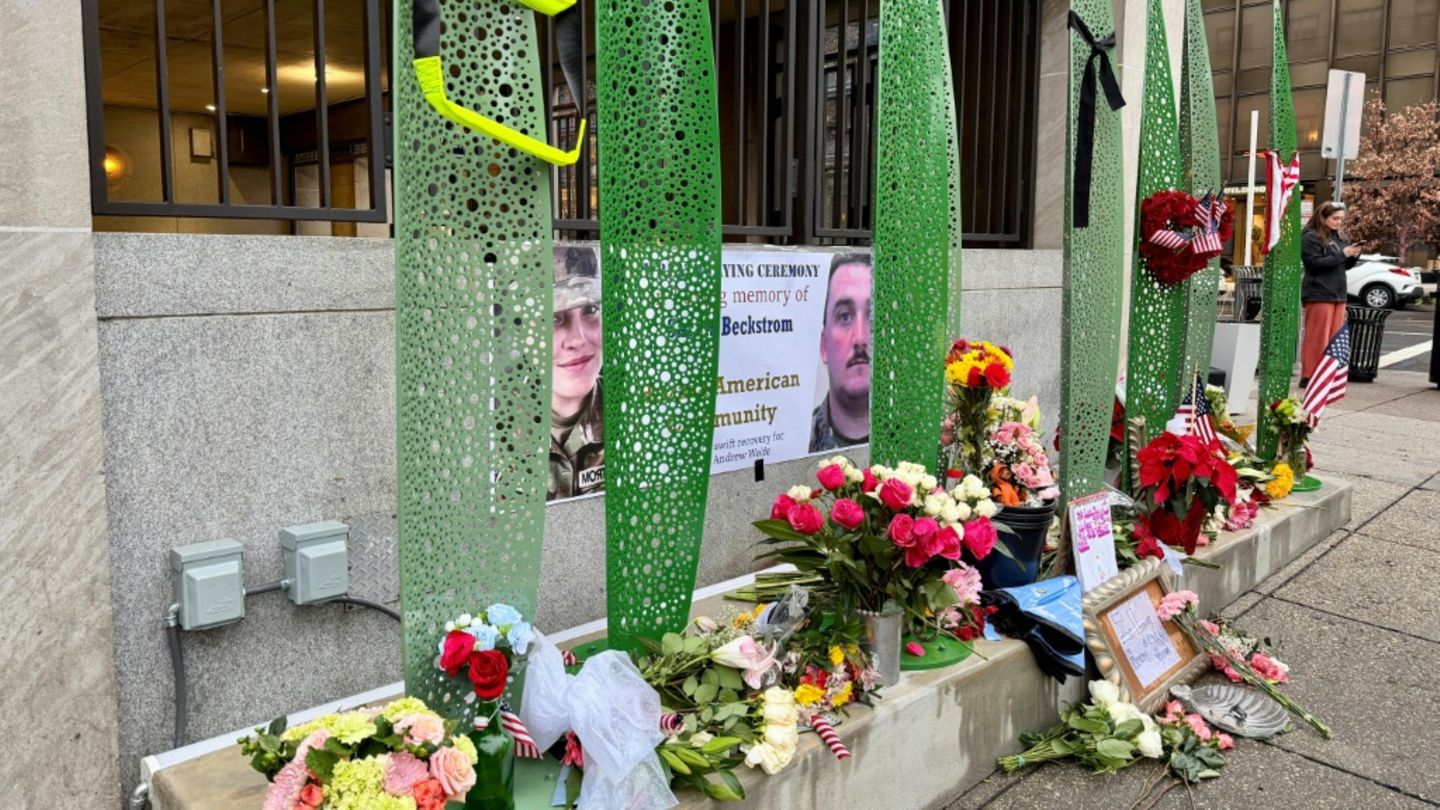 Blumen für die beiden Opfer des Angriffs in Washington