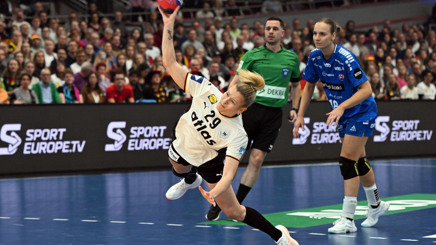 Kapitänin Antje Döll geht in jedem Spiel voran. Foto: Federico Gambarini/dpa