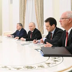 Der russische Präsident Wladimir Putin (3. v.r.) beim Treffen mit den US-Gesandten Steve Witkoff (2. v.l.) und Jared Kushner (3. v.l.) im Kreml