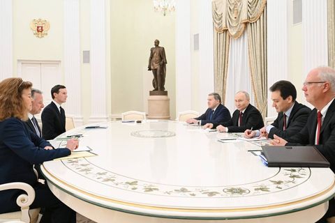 Der russische Präsident Wladimir Putin (3. v.r.) beim Treffen mit den US-Gesandten Steve Witkoff (2. v.l.) und Jared Kushner (3. v.l.) im Kreml