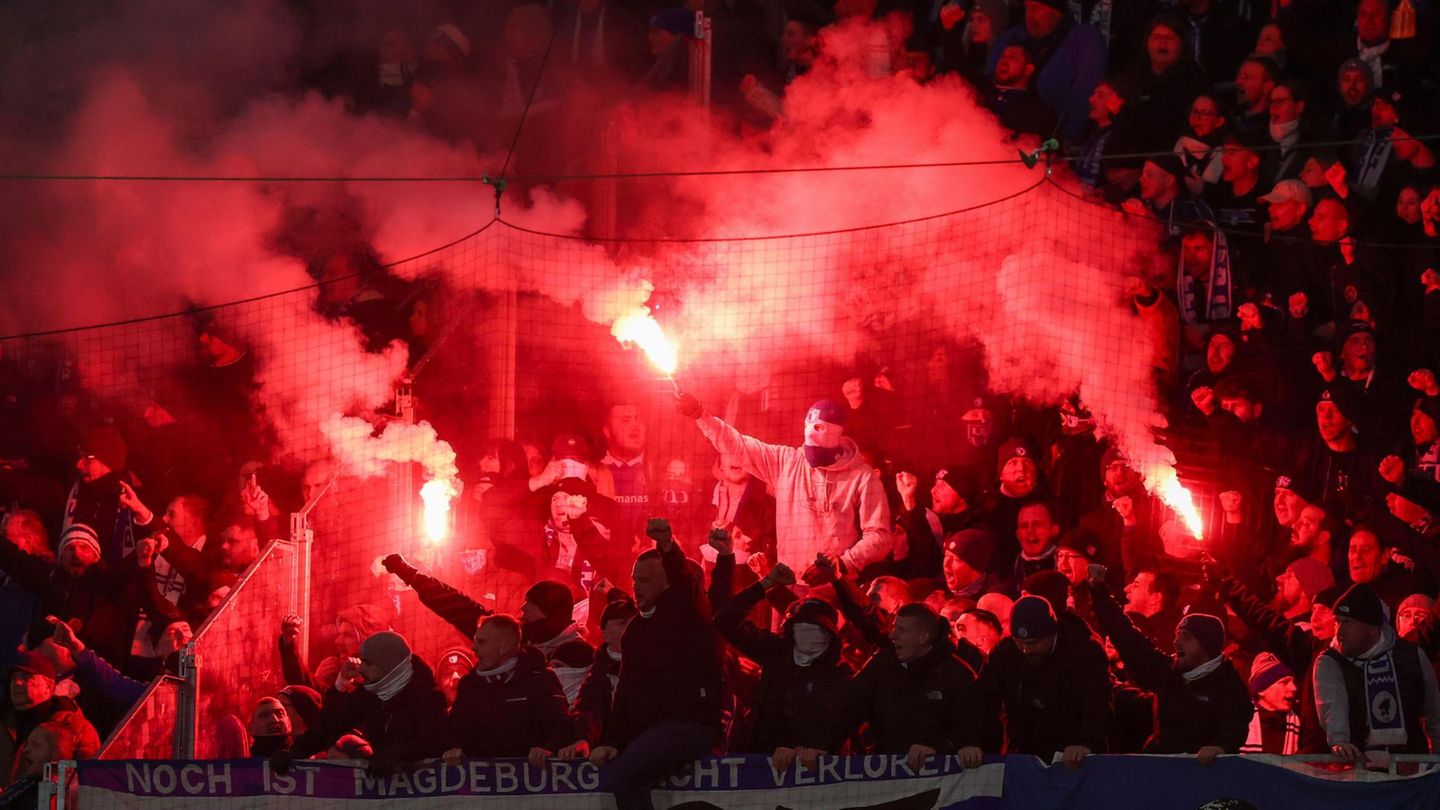Magdeburger Fans zünden beim Spiel gegen RB Leipzig Pyrotechnik
